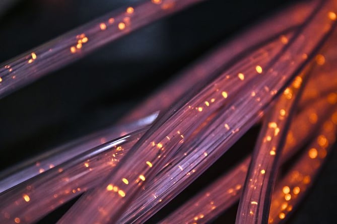 Broadband fibre cable