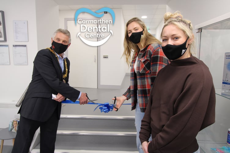 Carmarthen Dental Centre Mayor & Professional Players (Left to Right) - Mayor Gareth John, World Rugby Women's Player of the Year Zoe Aldcroft, GB Olympian and world cup rugby player Natasha "Mo" Hunt