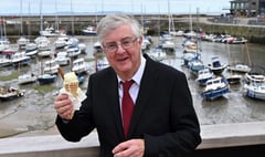 First Minister visits sunny Saundersfoot