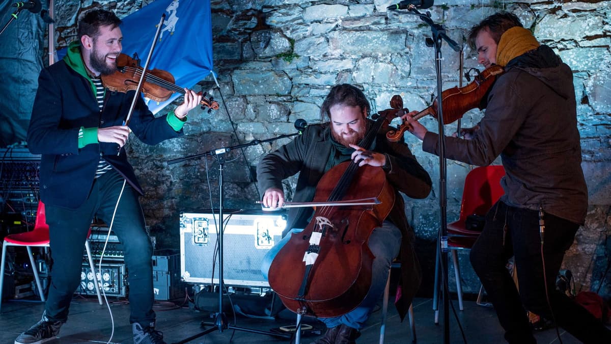 Folk music groups VRi and Pedair perform at Fishguard and West Wales