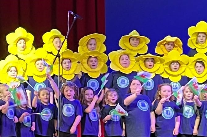 Coastlands CP pupils as daffodils