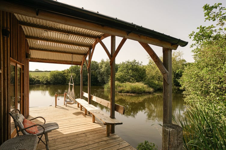 Dragonfly Camping’s Kingfisher Houseboat