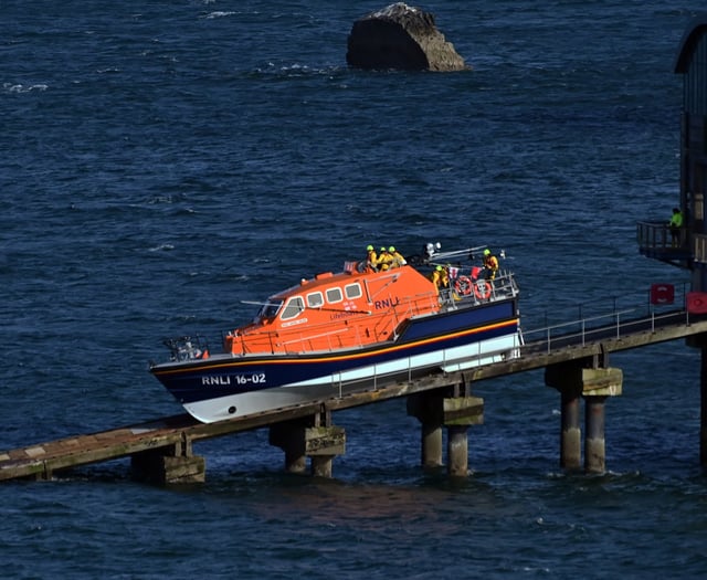 Tenby RNLI crew hot-foot it over to Pendine to help injured person