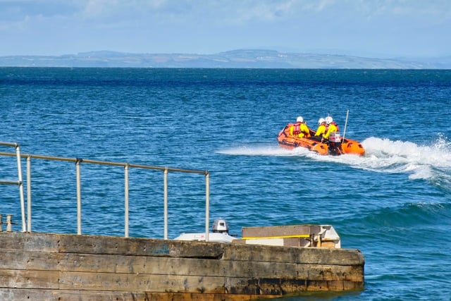 Tenby RNLI rescues person from tide