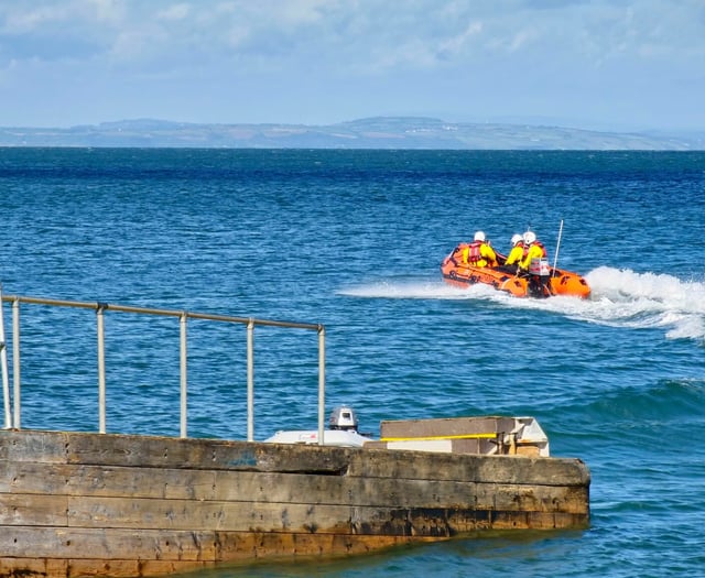 Tenby RNLI rescue five cut-off by tide on North Beach
