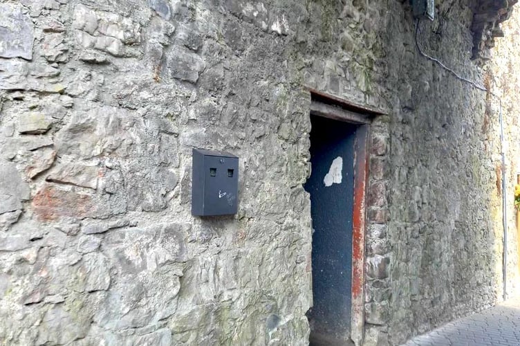 Ashtray town walls