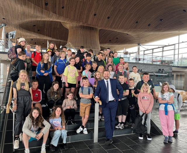 Local MS Samuel Kurtz welcomes Pembroke Golden Grove pupils to Senedd