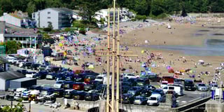 August hot weather brings crowds to the Saundersfoot beach
