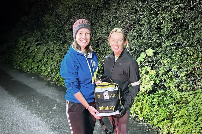 Accord’s PA Tracy Morris presenting the life-saving defibrillator to Event Director Karen Lewis at Saturday’s parkrun fundraiser