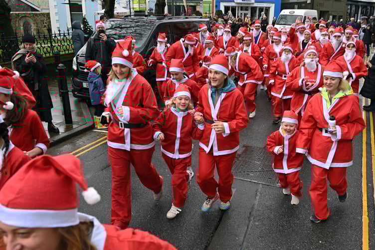 Santa Run Tenby 2023 start