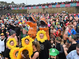 2523 dippers make for record-breaking Saundersfoot New Year's Day Swim