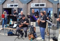 Saundersfoot Ukulele Group team-up with Hospice at Home charity