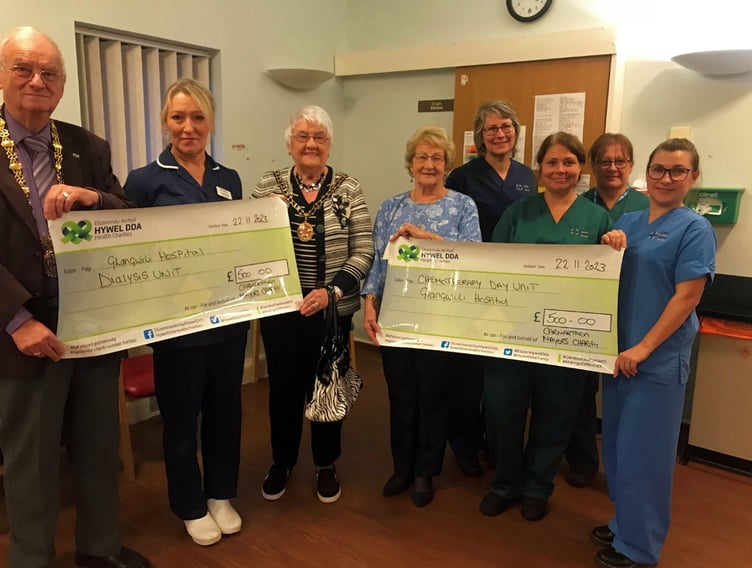 Wyn Thomas, Mayor of Carmarthen Councillor; Sylvia Perkins, Mayoress ,Carole Jone, Mayors Charity Treasurer and staff from Glangwili Hospital.