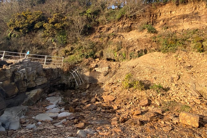 WATCH: the huge rock fall between Saundersfoot & Wiseman's Bridge that ...