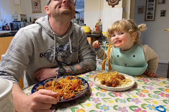 Oswyn Thomas, 2, with her dad Darren Thomas, 38. Meet the two-year-old chef who can cook spaghetti bolognaise, chilli con carne - and a full roast dinner. Oswyn Thomas can also make shortbread, cookies, brownies, jelly, a banana split, Welsh cakes and pancakes.  The toddler started cooking when she was 11 months old alongside her mum Madison, 28. When she was born, Madison said she didn't bond with Oswyn as much as she wanted to so started cooking with her for some one on one time. 
