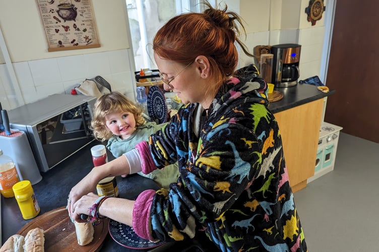 Oswyn Thomas, 2, alongside her mum Madison, 28. Meet the two-year-old chef who can cook spaghetti bolognaise, chilli con carne - and a full roast dinner. Oswyn Thomas can also make shortbread, cookies, brownies, jelly, a banana split, Welsh cakes and pancakes. The toddler started cooking when she was 11 months old alongside her mum Madison, 28. When she was born, Madison said she didn't bond with Oswyn as much as she wanted to so started cooking with her for some one on one time.