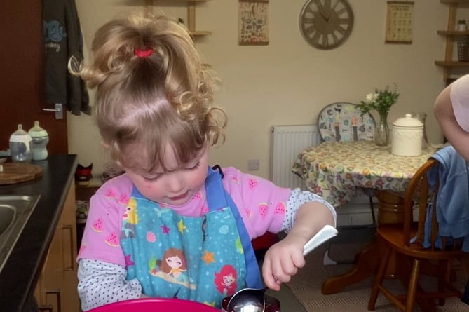 Oswyn cooking. Meet the two-year-old chef who can cook spaghetti bolognaise, chilli con carne - and a full roast dinner. Oswyn Thomas can also make shortbread, cookies, brownies, jelly, a banana split, Welsh cakes and pancakes.  The toddler started cooking when she was 11 months old alongside her mum Madison, 28. When she was born, Madison said she didn't bond with Oswyn as much as she wanted to so started cooking with her for some one on one time. 