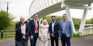 New commemorative plaque honours Welsh rugby legend Phil Bennett