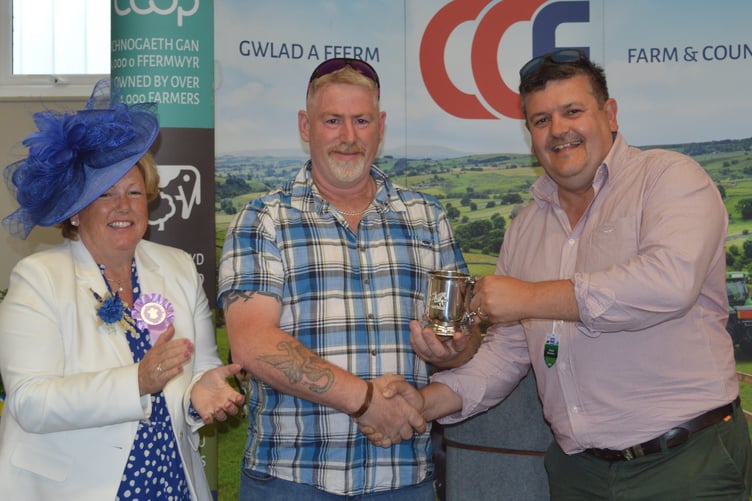 Darren Davies receiving his 2023 Long Service Award