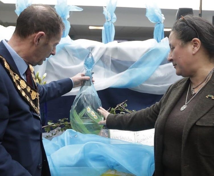 St Dogmaels glass artist Roberta Mason