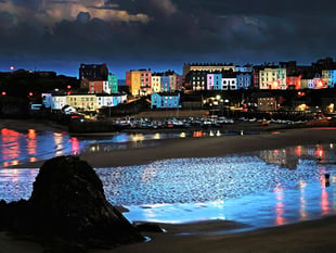 Tenby RNLI assists in early hours rescue operation