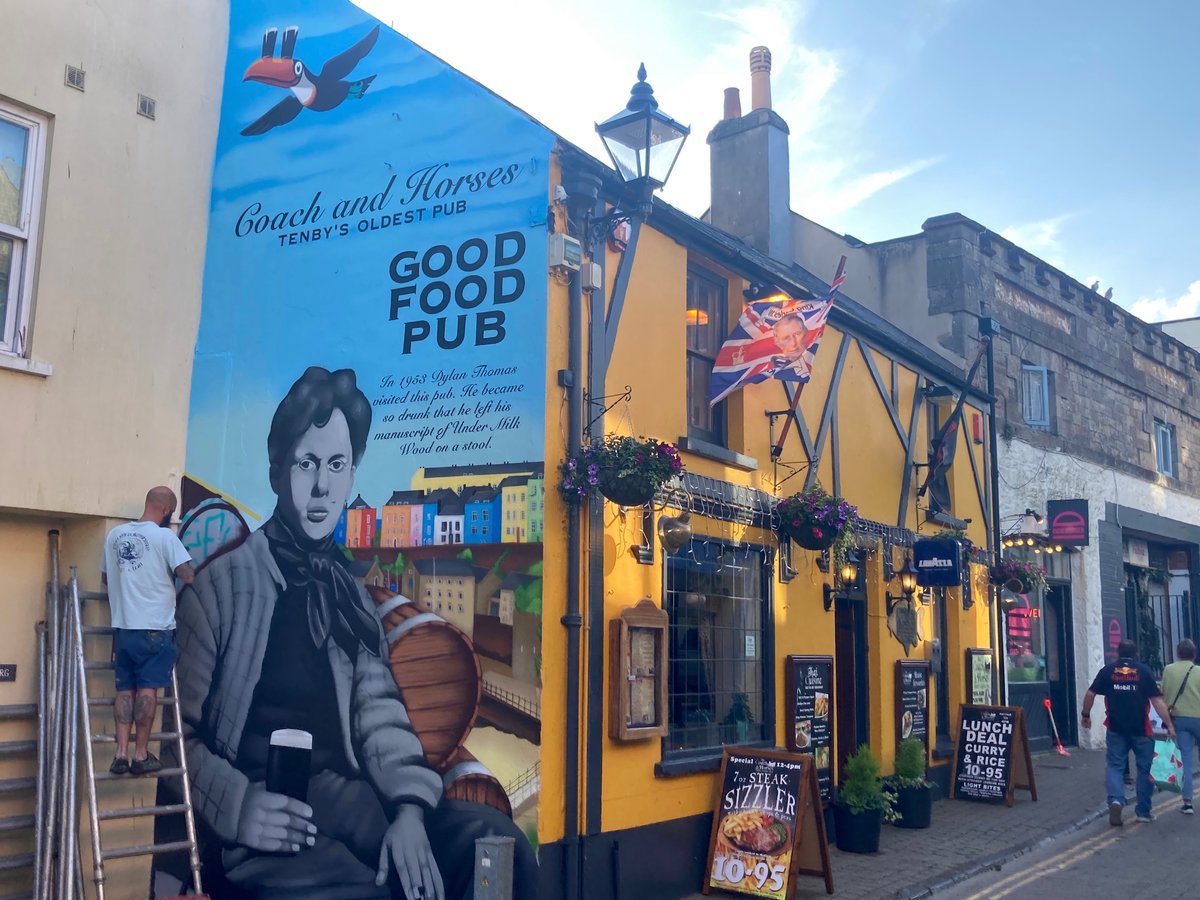 Pembrokeshire graffiti artist pays homage to Dylan Thomas at Tenby’s oldest pub