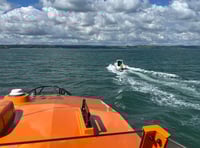 Tenby RNLI assists speedboat that hits rocks