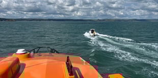 Tenby RNLI assists speedboat that hits rocks