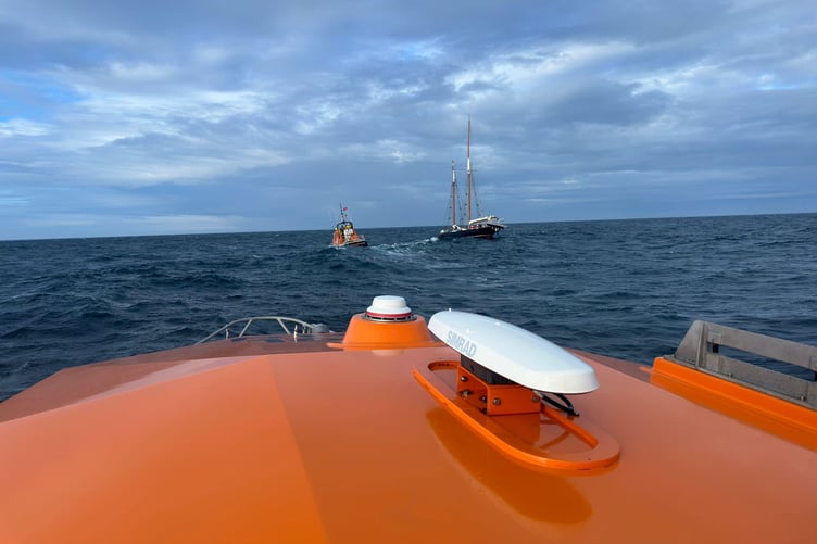 Angle and St Davids Lifeboats assist a schooner with a broken bow sprit