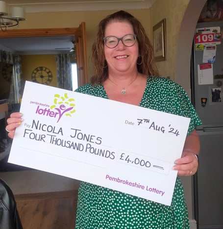 £4,000 Superdraw winner, Nicola Jones from Llangwm