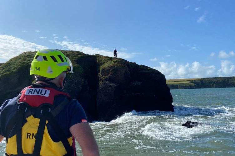 Angle RNLI rescues stranded kayaker