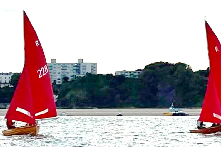 Bill overhauling Dan on the downwind leg