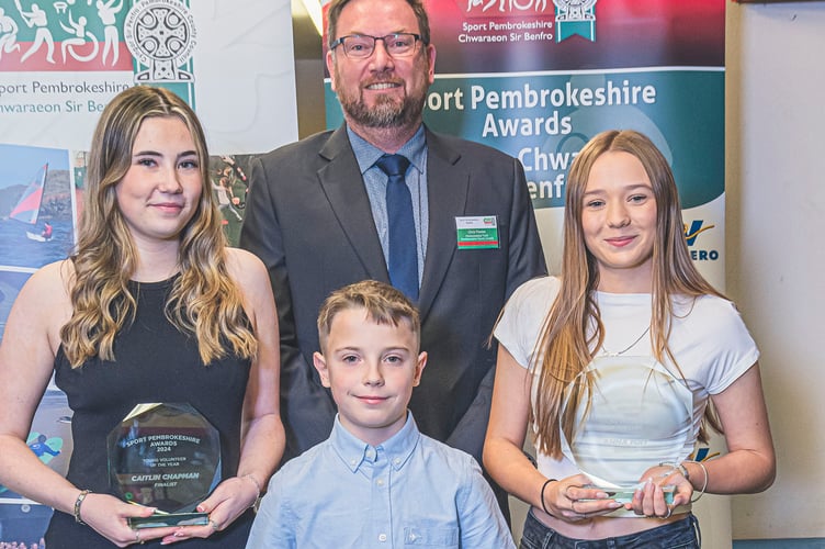 The young volunteer winner and finalists