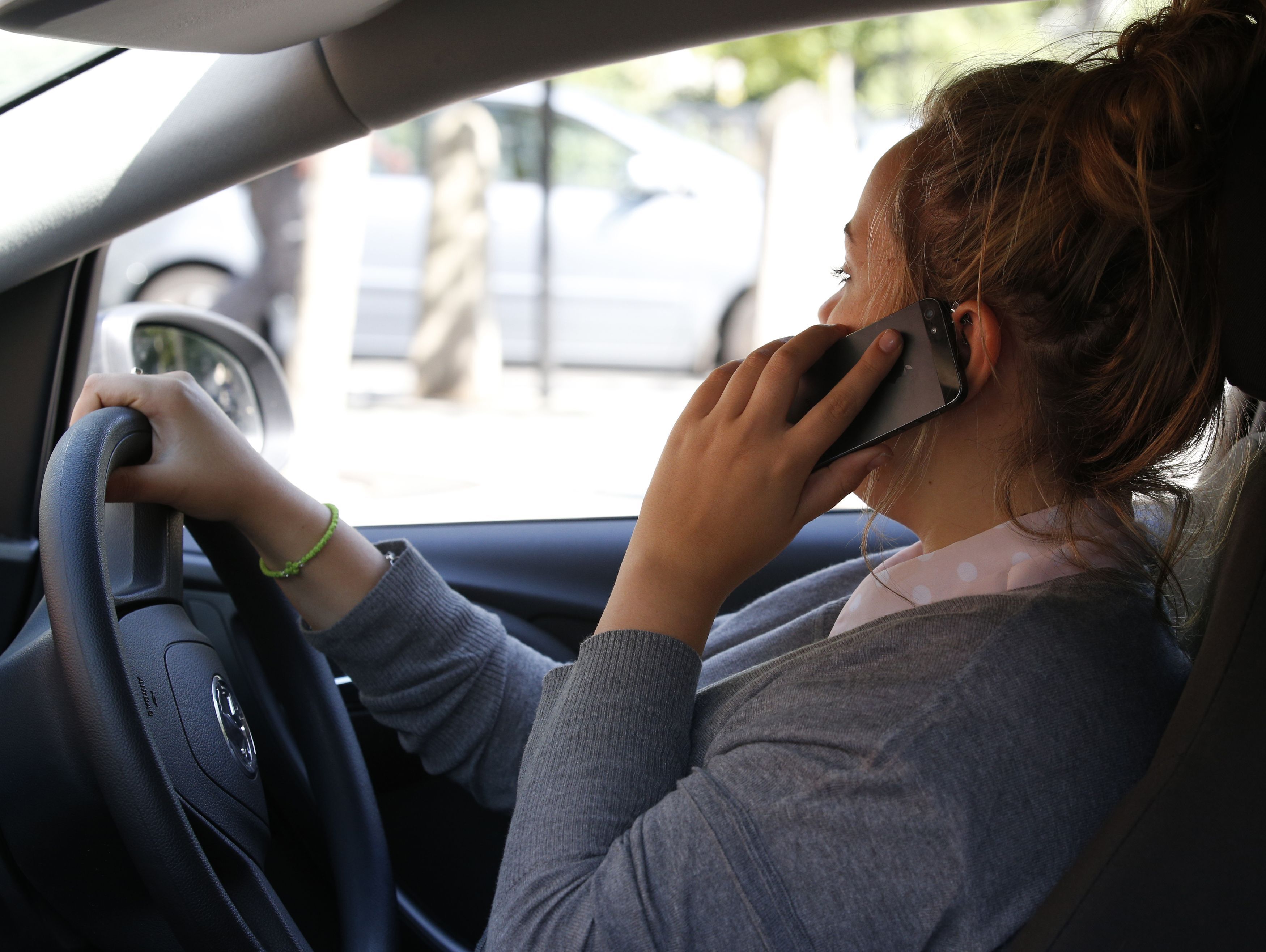 Fewer penalties for using phones while driving in Dyfed and Powys despite law change