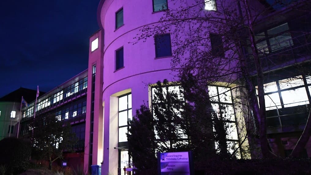County Hall lights up to mark Holocaust Memorial Day tenbytoday.co.uk