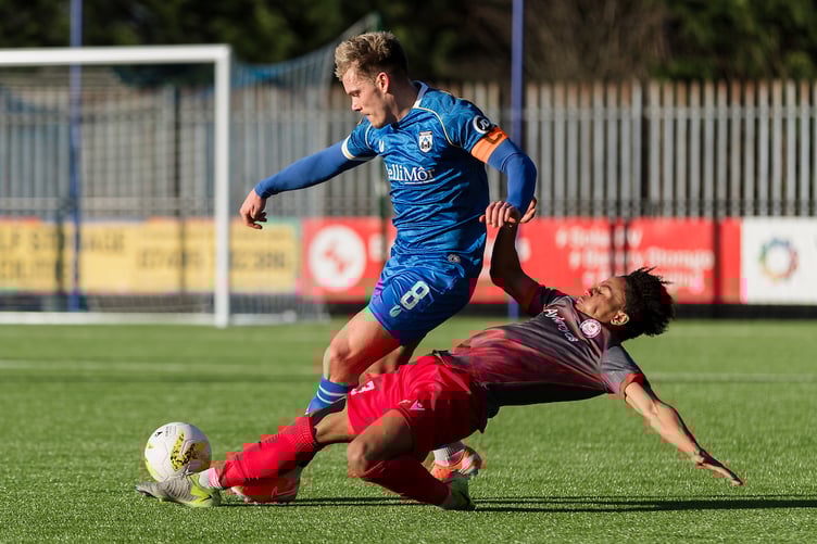 HAVERFORDWEST, WALES - 25 JANUARY 2025: Bala Town's Uniss Kargbo and Haverfordwest County's Corey Shephard  during the 2024/25 JD Cymru Premier Championship Conference league fixture between Haverfordwest County AFC & Bala Town FC at The Ogi Bridge Meadow Stadium, Wales.  (Pic by John Smith/FAW)