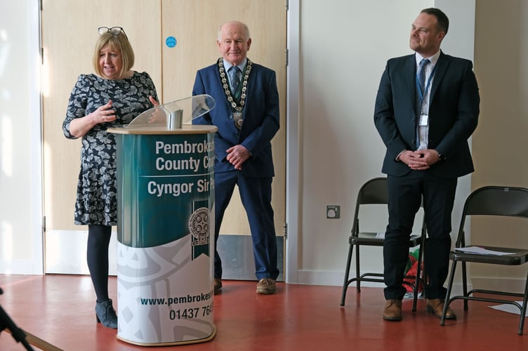 Before unveiling a plaque, Lynne Neagle told pupils: “I am delighted that the Welsh Government has been able to support the refurbishment of Waldo Williams Primary School through our Sustainable Communities for Learning Programme. 