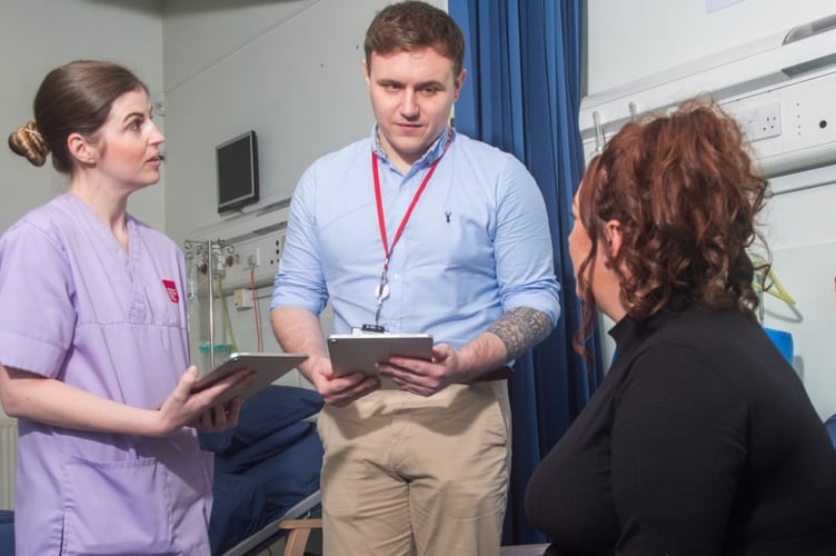 Health boards will be expected to give mothers-to-be the full choice of where to give birth, even if that means using services beyond their health board boundary.
