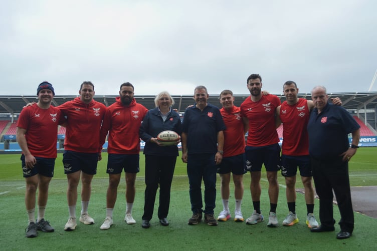 Dave Healey (Scarlets Stadium Manager) with Karen Symonds and Antony Chappell of The Salvation Army in Llanelli and Scarlets Players Johnny Williams (Centre), Ryan Elias (Hooker), Sam Costelow (Fly Half), Gareth Davies (Scrum Half), Ioan Lloyd (Fly Half/ Fullback) and Josh Macleod (Flanker and Captain)