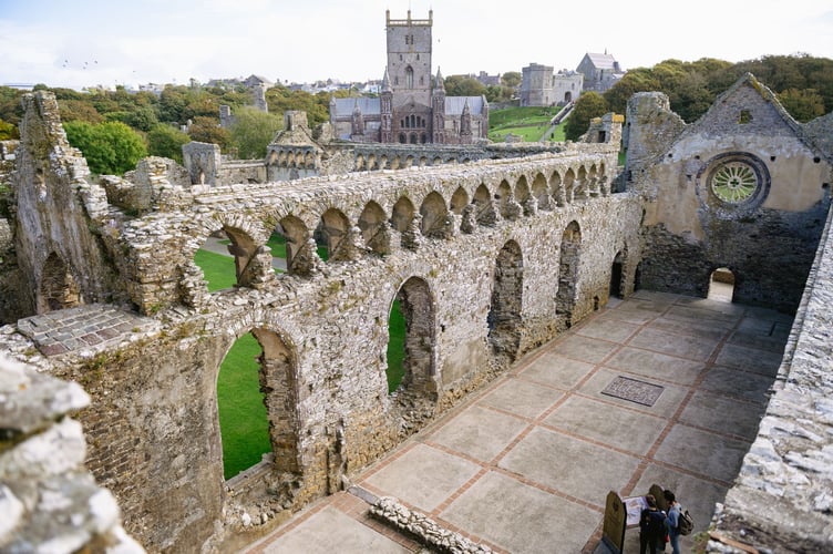 Llys yr Esgob Tyddewi/St Davids Bishop's Palace