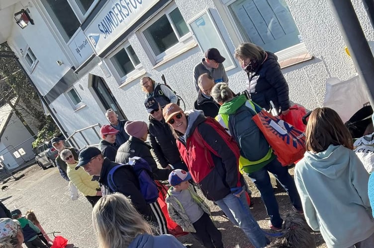 Organised by the Saundersfoot Environmental Group, the initiative drew a diverse crowd of volunteers, from families with young children to local businesses and environmental enthusiasts.