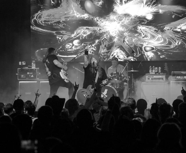 Foo Fighters and Nirvana tribute acts rock Tenby at Easter