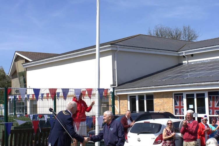 gatherers watched the VE Day flag proudly raised on the Saundersfoot Bowling Club flagpole, which proved a touching start to the event.