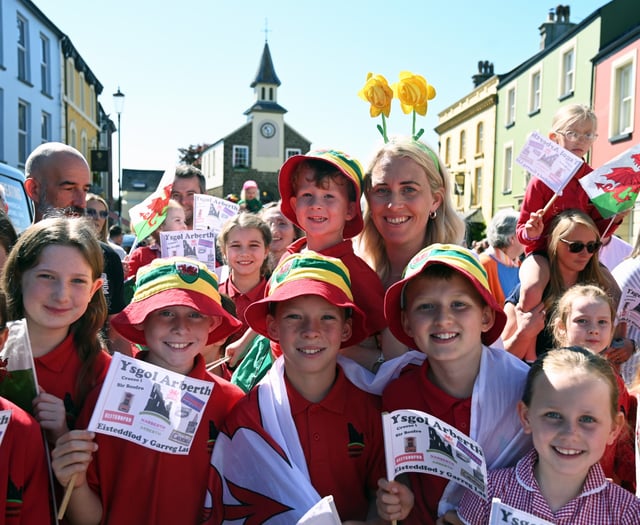Thousands join National Eisteddfod Proclamation parade in Narberth