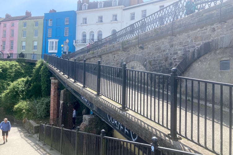 Looking at the area now, which leads down to the North Walk, it’s hard to believe that it was once home to a seaside amusement arcade discreetly hidden behind the walkways up the cliffs, up until the late 90s, when it was most recently know as ‘Ocean Leisure’.