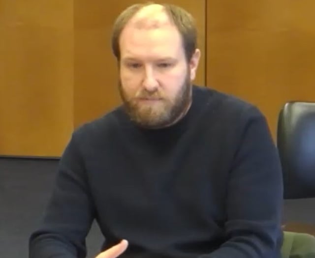 Council's Deputy Leader survives vote of no confidence call