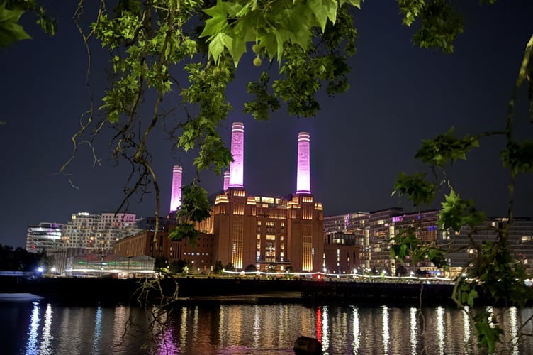 The iconic, original, and fun night-time walk sees several of the big landmarks of London lit up in pink to support the event, allowing thoe taking part to enjoy the buzz and bright lights of the Uk’s capital like never before!