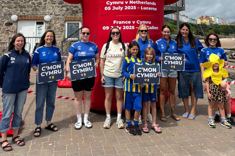 The players and coaches posed for photographs by the Crys Cymru,