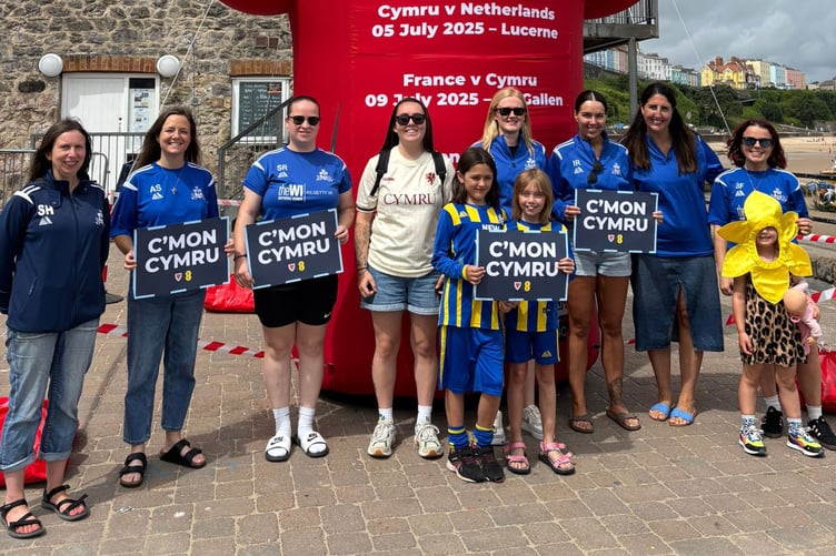 The players and coaches posed for photographs by the Crys Cymru,