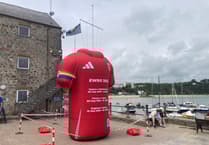 WATCH: Wales ‘Ein Crys Cymru’ giant football shirt stops at Tenby Harbour